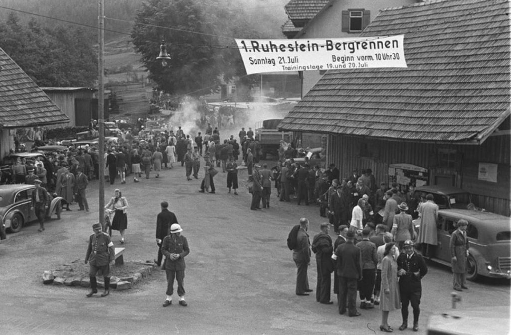 Black and white photo of the 1st Ruhestein mountain race on July 21, 1946, with many people standing in a square, eagerly awaiting the events.