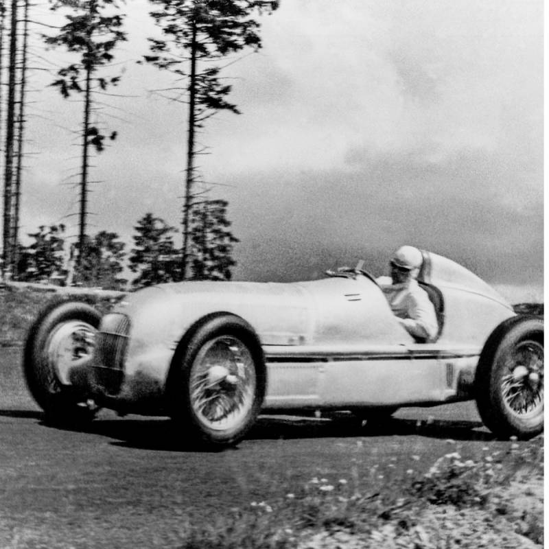 Read more about the article Silberpfeil – 90. Jubiläum des W25