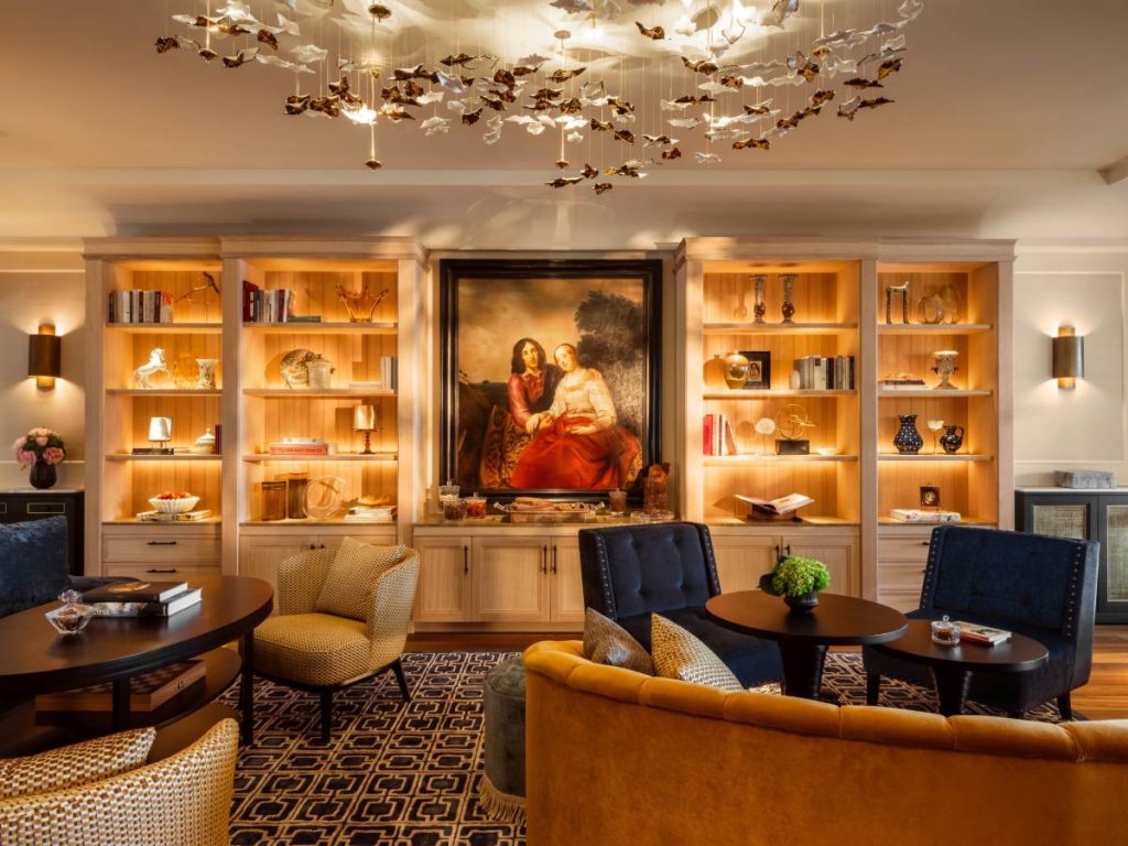 Der Sisi Teesalon im Schloss Fuschl ist mit seinem eleganten Design eine Oase der Ruhe und verströmt eine Atmosphäre von Wärme und Gastfreundschaft. Im Mittelpunkt des Zimmers in Braun- und Goldtönen hängt ein Gemälde von Sisi und Kaiser Franz.