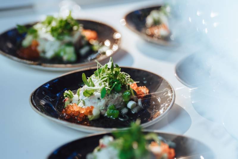 The Baiersbronn Classic is not only a classic car event but also an event for connoisseurs. The picture shows bowls of fresh salad and caviar.