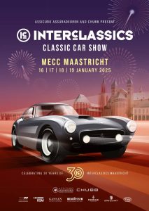 Die InterClassics Classic Car Show in Maastricht feiert vom 16. bis 19. Januar 2025 ihr 30. Jubiläum. Auf dem Poster ist eine Fotomontage zu sehen: Ein silberner Oldtimer fährt vor einem dezent skizzierten Hintergrund mit Altstadt und Feuerwerk.