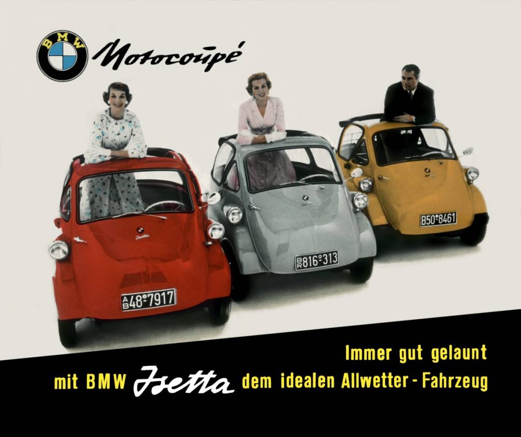Ein nostalgisches Werbemotiv für die BMW Isetta aus dem Jahr 1955 mit drei Isetten in Rot, Weiß und Gelb.