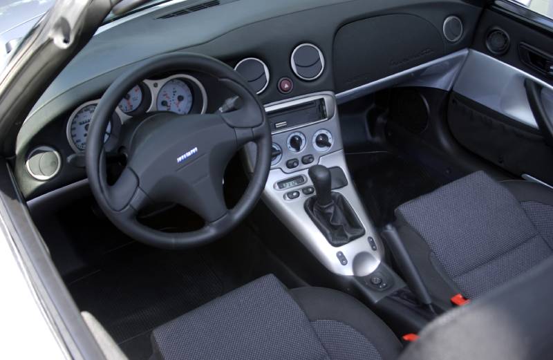 A look inside the Fiat Barchetta: the color of the convertible can also be found in the passenger compartment.