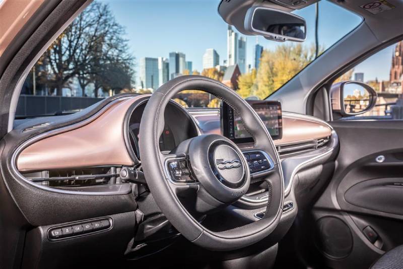 Das in der stylischen Farbe "Rose Gold" ausgestattete Cockpit des FIAT 500e Cabrio mit Digital-Instrumenten.