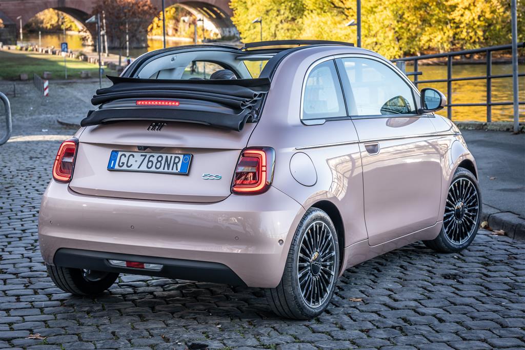 Cabrio - ideal für goldene Tage in der Stadt <br>Quelle: Bildarchiv Stellantis
