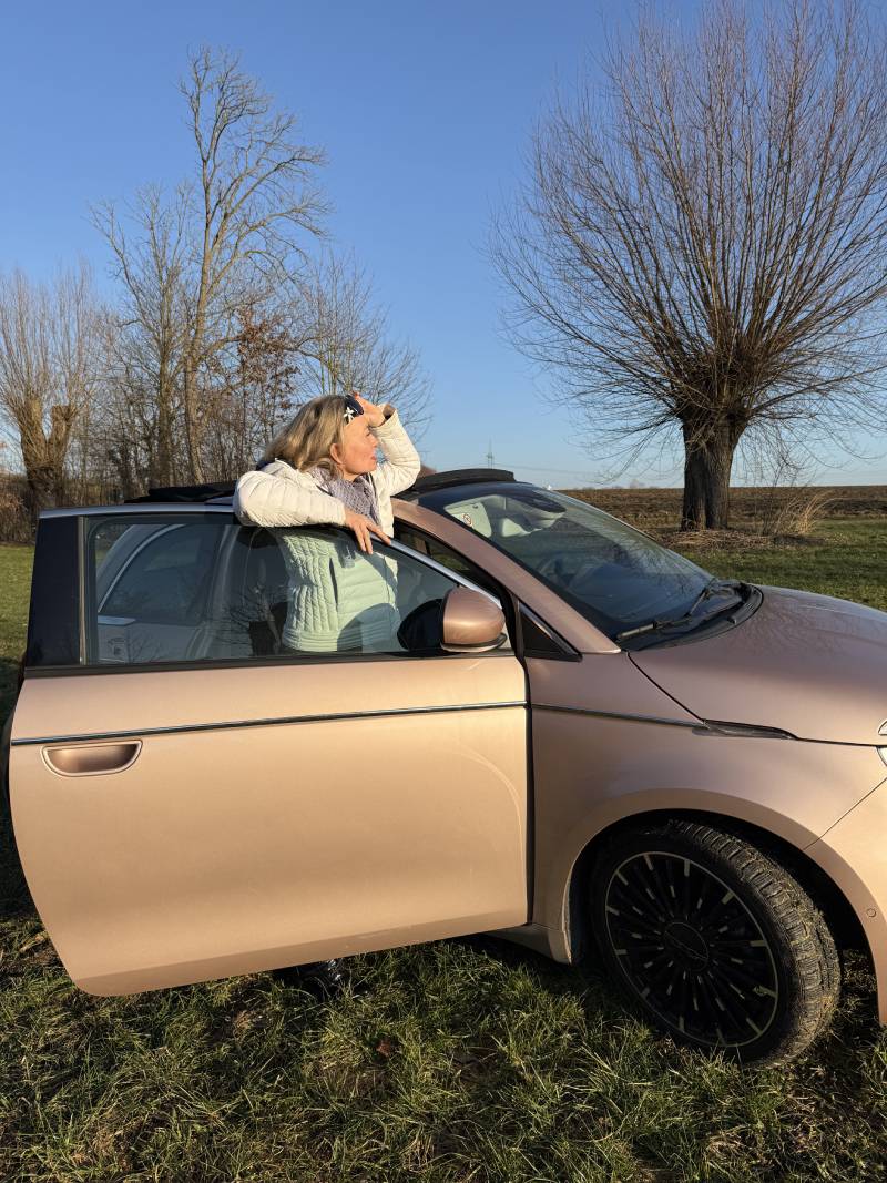 Stanka, Modell und Freundin, schaut in Richtung Sonne.