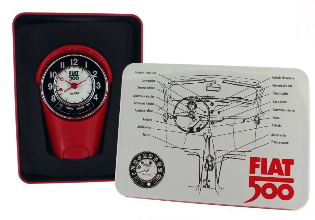 Zu sehen ist ein Alarm-Wecker im Stil eines Fiat-500-Tachogehäuses. Das Gehäuse ist rot, das Ziffernblatt schwarz-weiß.