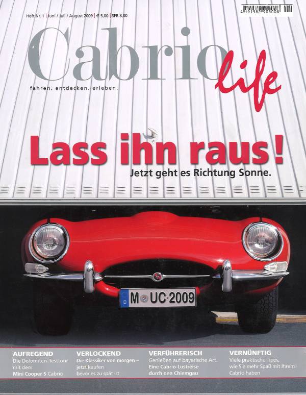 Cabriolife Heft Nr. 1 für die Monate Juni, Juli und August des Jahres 2009: Ein Garagentor hebt sich und es erscheint ein rotes Cabriolet. Auf dem rot-weißen Titel steht: Lass ihn raus! Jetzt geht es Richtung Sonne.