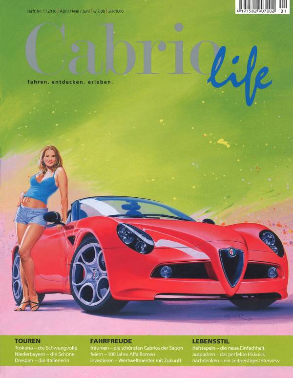 Cabriolife Heft Nr. 1 für die Monate April, Mai und Juni des Jahres 2010: Eine hübsche Blondine lehnt sich an ein offenes rotes Alfa Spider Cabrio. Sie trägt ein hautenges blaues Top und Shorts aus Jeansstoff. Der Hintergrund des Titels ist hellgrün.
