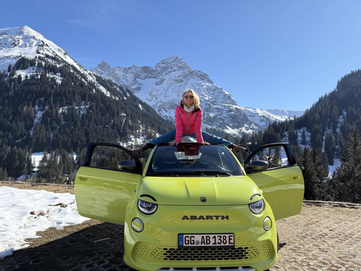 Stanka, Modell und Freundin, stellt alles Mögliche mit dem Abarth Cabrio an.