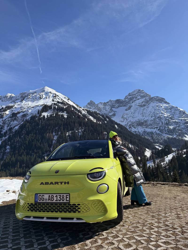 Stanka, Modell und Freundin, genießt die ersten Frühlingsstrahlen der Sonne.