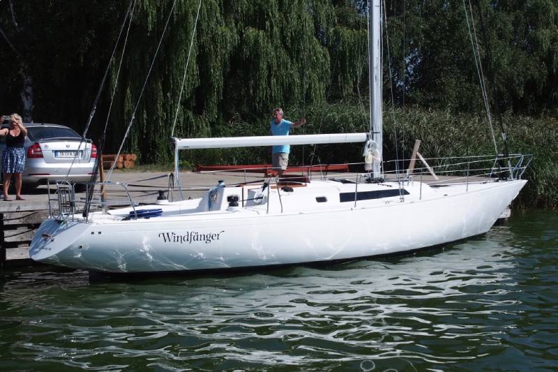 Omega 42 vom schwedischen Yacht-Designer Peter Norlin gilt als Ikone des Bootsbaus – vergleichbar mit dem Status eines Jaguar E-Type oder Mercedes SL Roadster. Auf dem Bild sieht man das Boot mit dem Kapitän und Bootseigner Stefan Gossing bei der Taufe der "Windfänger".