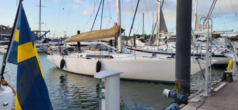 Omega 42 vom schwedischen Yacht-Designer Peter Norlin gilt als Ikone des Bootsbaus – vergleichbar mit dem Status eines Jaguar E-Type oder Mercedes SL Roadster. Auf dem Bild sieht man das Segelboot am Steg im Hafen liegen.