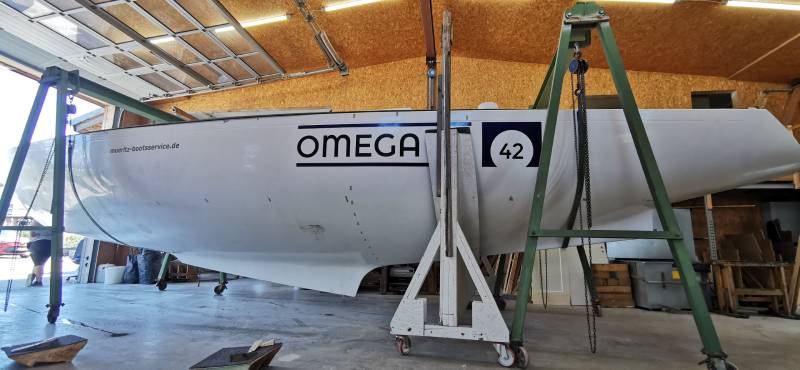 Omega 42 vom schwedischen Yacht-Designer Peter Norlin gilt als Ikone des Bootsbaus – vergleichbar mit dem Status eines Jaguar E-Type oder Mercedes SL Roadster. Auf dem Bild sieht man den Rumpf des Segelbootes in einer Werfthalle.