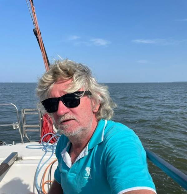 Stefan Gossing ist Bootseigner der Segelyacht Omega 42 mit dem beeindruckenden Namen "Windfänger" und ein Mann mit Sinn für echte Formen – für Klassiker, die nicht nur gefallen, sondern berühren.